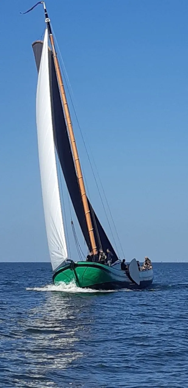 Onder vol zeil op het IJsselmeer