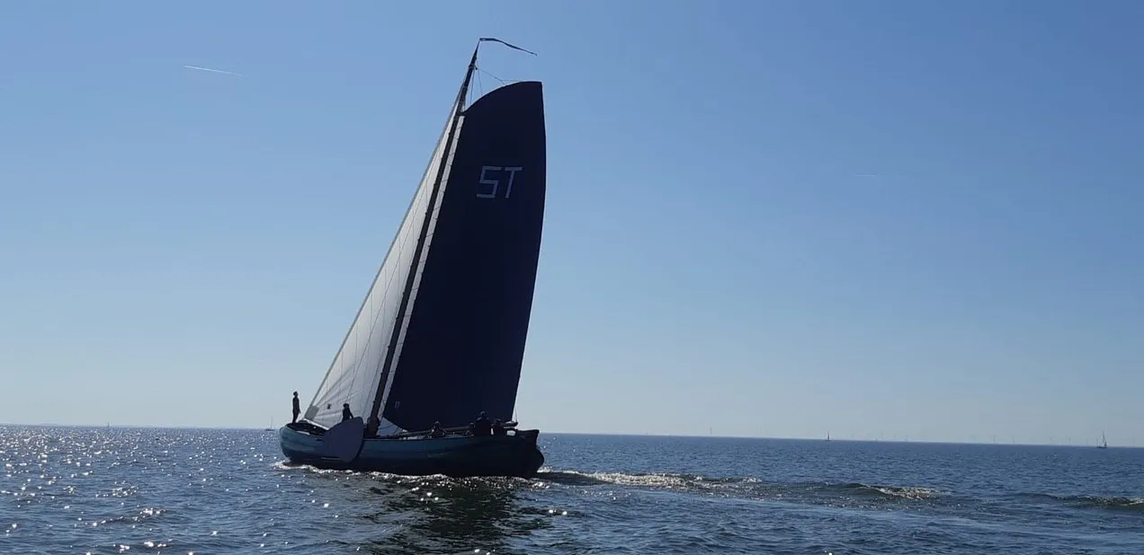 Volle vaart, met de fok bij