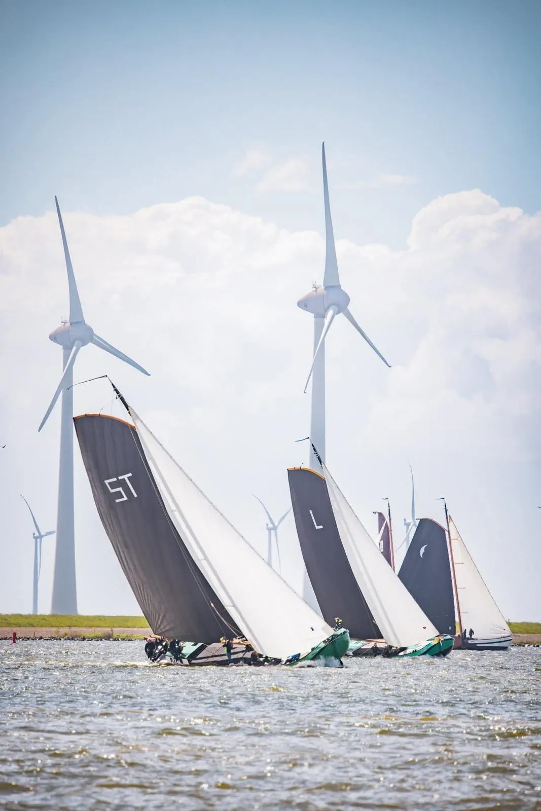 De vloot onder de windmolens, de Vrouwe Jantje vooraan
